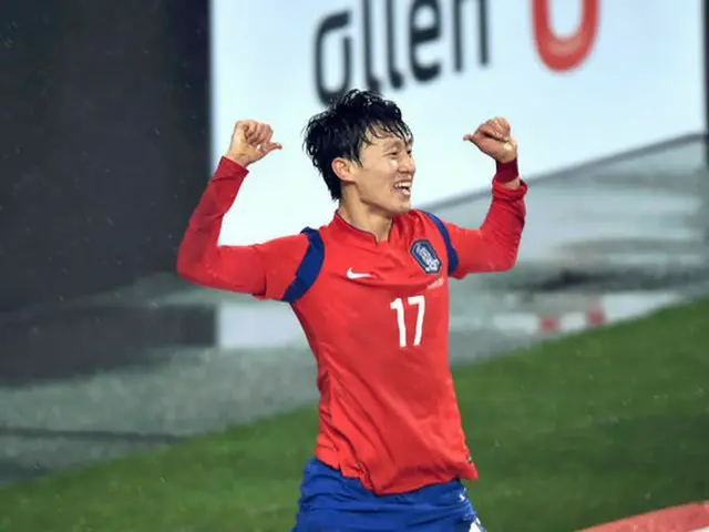 代表引退を発表した男子サッカー韓国代表のチャ・ドゥリ（FCソウル）に勝利を手渡したのは、代表ルーキーのイ・ジェソン（全北現代）だった。（提供:OSEN）