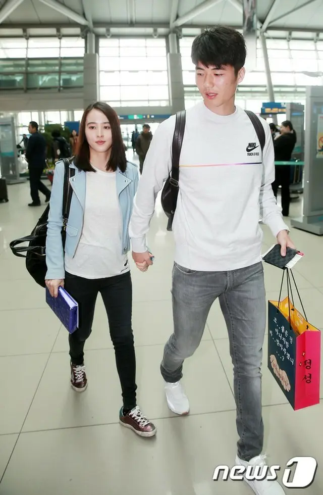 サッカー、キ・ソンヨン（スウォンジー・シティ、26）と韓国女優ハン・ヘジン（33）夫妻が一緒に出国する姿が捉えられた。