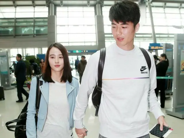 サッカー、キ・ソンヨン（スウォンジー・シティ、26）と韓国女優ハン・ヘジン（33）夫妻が一緒に出国する姿が捉えられた。