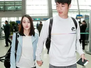 “サッカー”キ・ソンヨン＆女優ハン・ヘジン夫妻、空港でパパラッチ遭遇にも手を繋ぎ仲良しアピール