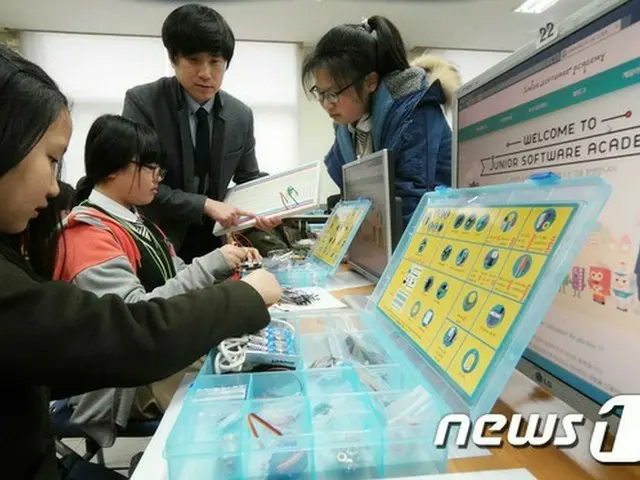 サムスン電子が4月初めから韓国270か所の小・中・高の在学生を対象に「2015ジュニアソフトウェアアカデミー」をスタートする。（提供:news1）