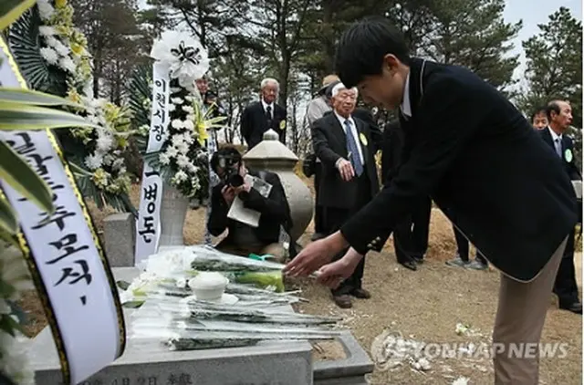 浅川兄弟の合同追悼式で、墓前に献花する生徒＝２日、ソウル（聯合ニュース）