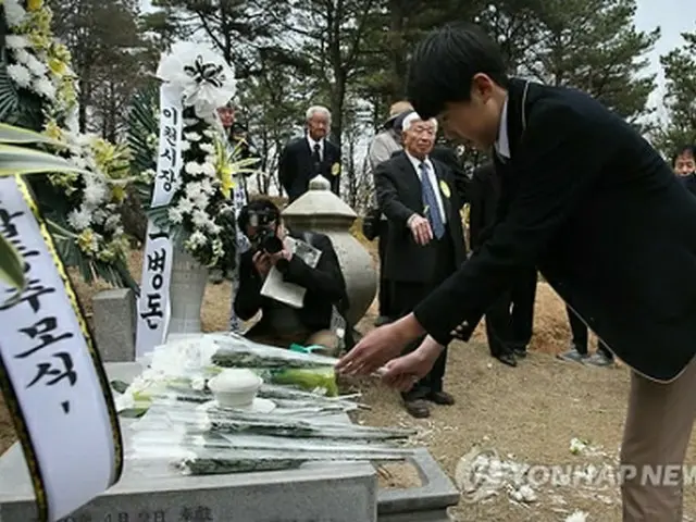 浅川兄弟の合同追悼式で、墓前に献花する生徒＝２日、ソウル（聯合ニュース）