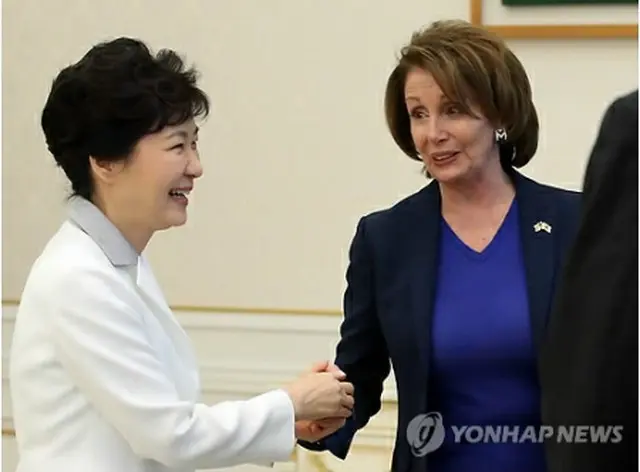 ペロシ下院院内総務（右）と握手を交わす朴槿恵大統領＝２日、ソウル（聯合ニュース）
