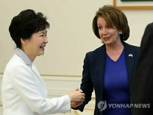 ペロシ下院院内総務（右）と握手を交わす朴槿恵大統領＝２日、ソウル（聯合ニュース）