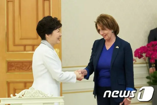 韓国の朴槿恵大統領は2日、米・民主党ナンシー・ペロシ下院議長ら米下院代表団と会談し、元慰安婦が90歳近くの高齢であることを考えると、慰安婦問題を早急に解決しなければならないという意を伝えた。（提供:news1