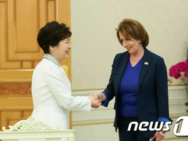 韓国の朴槿恵大統領は2日、米・民主党ナンシー・ペロシ下院議長ら米下院代表団と会談し、元慰安婦が90歳近くの高齢であることを考えると、慰安婦問題を早急に解決しなければならないという意を伝えた。（提供:news1