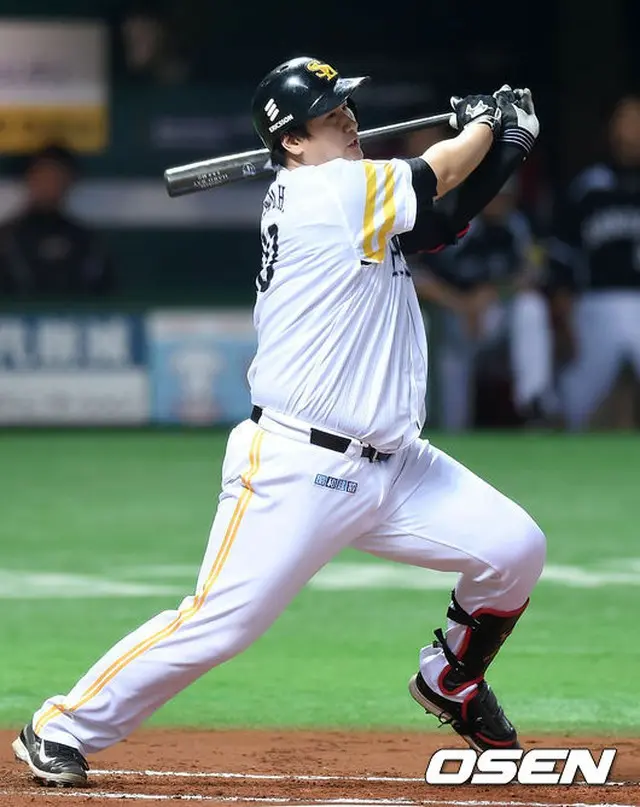ソフトバンクのイ・デホ（李大浩）は、昨日まで4試合連続安打を記録していたが、今日は無安打に終わり、連続記録はストップしてしまった。（提供:OSEN）