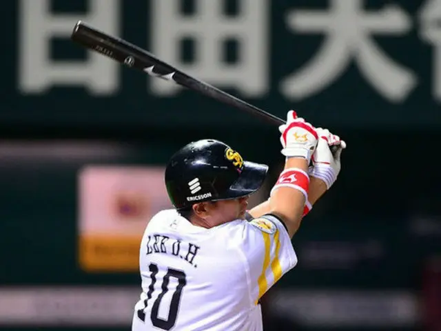 ソフトバンクのイ・デホ（李大浩）のヒットが、逆転勝利への第一歩となった。（提供:OSEN）
