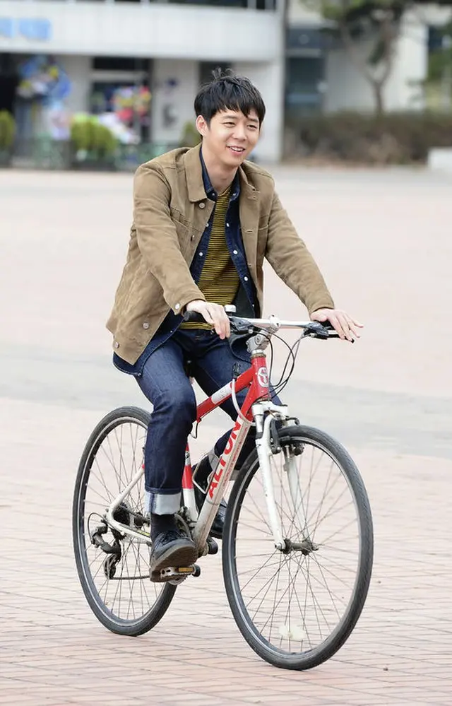 ユチョン（JYJ）が、SBSドラマ「匂いを見る少女」の撮影中に、自転車に乗って余裕を楽しむ様子が公開された。（提供:OSEN）