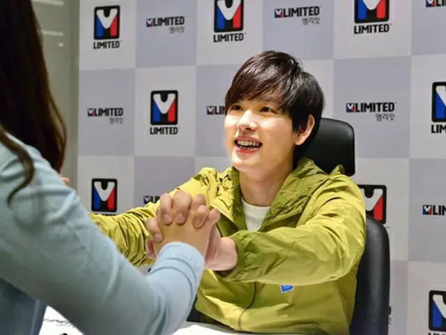 “釜山（プサン）の男”シワン（ZE:A）が、久しぶりに釜山のファンに会った。（提供:OSEN）