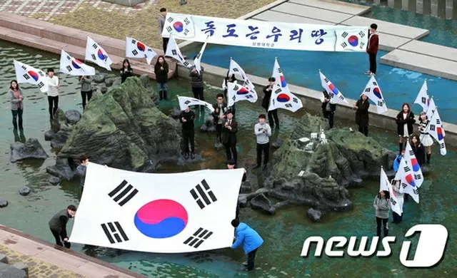 韓国与野党は7日、日本が外交青書を通し、竹島が自国固有の領土であると主張したことに対し、「露骨的挑発を阻止しなければならない」と猛烈批判した。