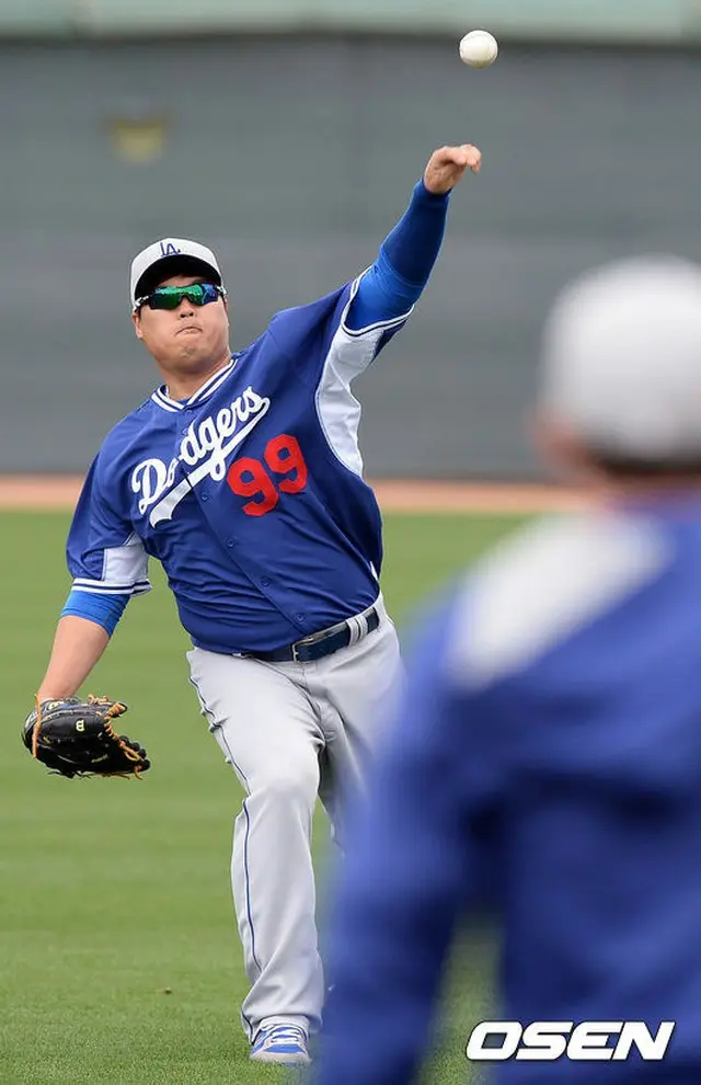 LAドジャースのリュ・ヒョンジン（柳賢振）が肩の痛みでピッチングを中断してから16日ぶりに再びボールを投げた。（提供:OSEN）