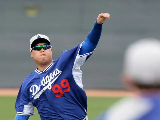 LAドジャースのリュ・ヒョンジン（柳賢振）が肩の痛みでピッチングを中断してから16日ぶりに再びボールを投げた。（提供:OSEN）