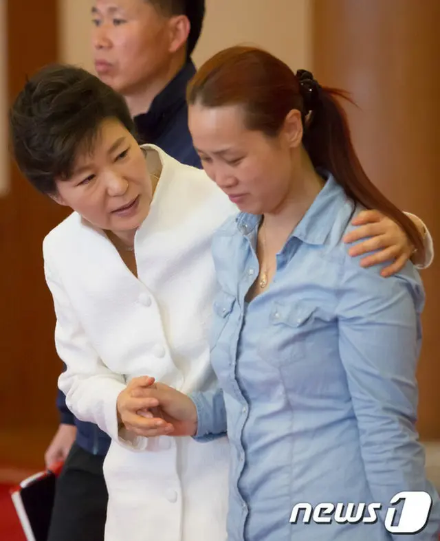 韓国の朴槿恵（パク・クネ）大統領が去る6日セウォル号1周忌を目前にした「先制的疎通」の歩みがセウォル号犠牲者家族との再会につながるのか、関心を集めている。