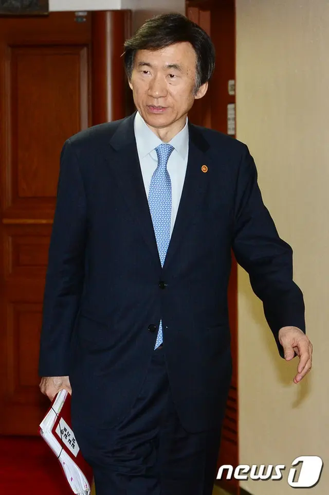 日本による「竹島が日本固有の領土」だという記述を中学校教科書に続き2015年版外交青書にも同じ内容を主張して、日韓関係がさらに急速な悪化を見せている。（写真はユン・ビョンセ韓国外相 / 提供:news1）