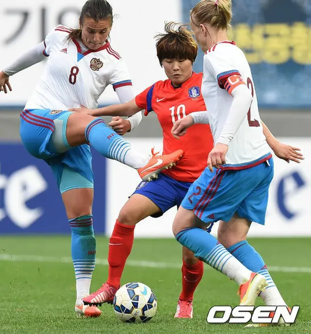 韓国の“女メッシ”チ・ソヨン（写真中央）が、2試合連続ゴールを決め、韓国はロシアに2連勝した。（提供:OSEN）