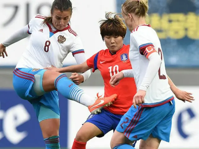 韓国の“女メッシ”チ・ソヨン（写真中央）が、2試合連続ゴールを決め、韓国はロシアに2連勝した。（提供:OSEN）