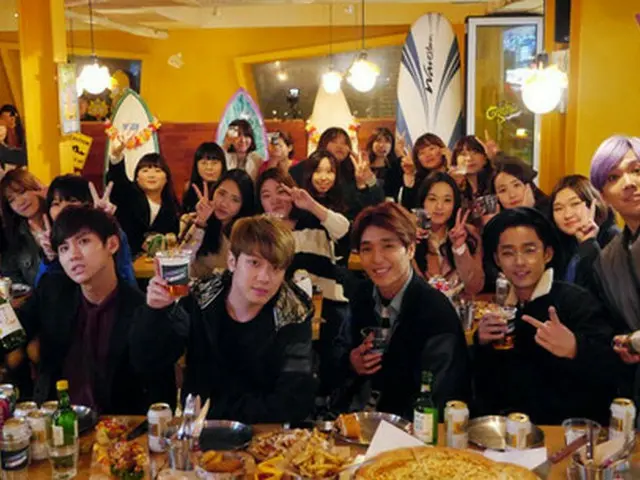 韓国男性バンド「FTISLAND」が「Coming Out！ FTISLAND」ローンチを記念し、ファンと一緒にビールパーティーを楽しんだ。（提供:OSEN）