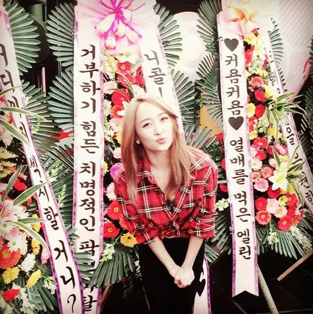 韓国歌手ニコル（23、元KARA）が花輪を背景にした記念ショットを公開した。（提供:OSEN）