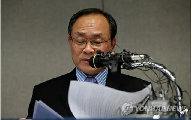 ８日に記者会見を開き、疑惑を否定する成完鍾氏＝（聯合ニュース）