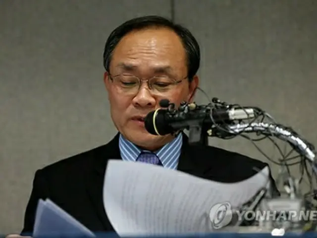 ８日に記者会見を開き、疑惑を否定する成完鍾氏＝（聯合ニュース）
