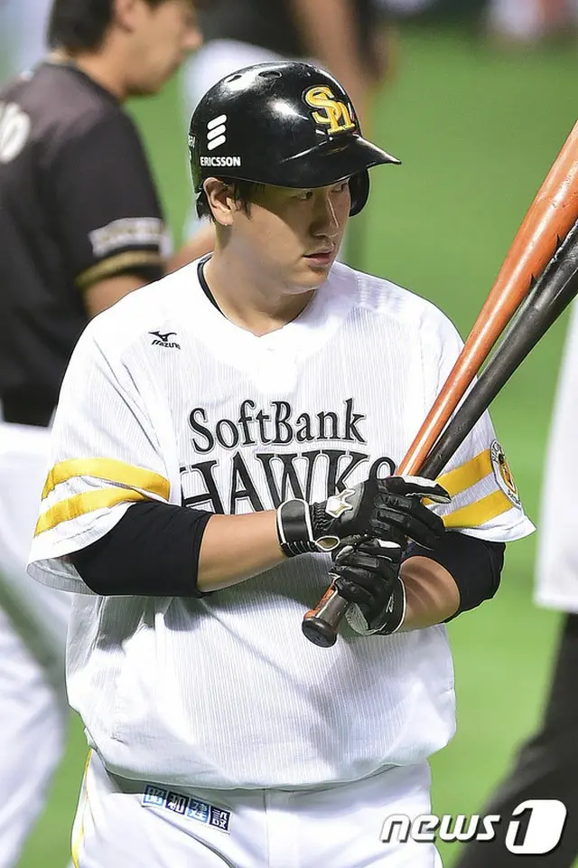 シーズン序盤最悪の打撃を見せているソフトバンクホークスのイ・デホ（李大浩、33）が休日も返上して特訓した。（提供:news1）
