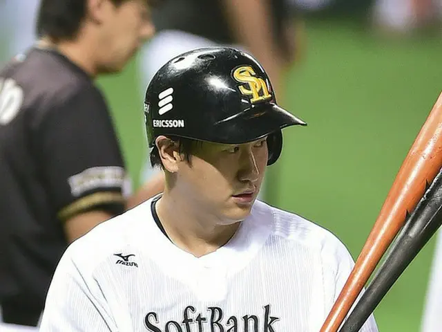 シーズン序盤最悪の打撃を見せているソフトバンクホークスのイ・デホ（李大浩、33）が休日も返上して特訓した。（提供:news1）