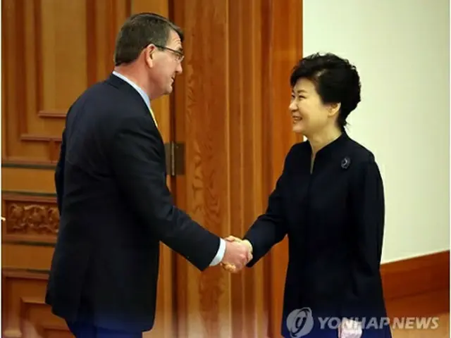 握手を交わす朴大統領（右）とカーター長官＝１０日、ソウル（聯合ニュース）