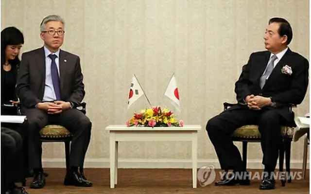 会談する金鍾徳長官（左）と太田昭宏国土交通相（文化体育観光部提供）＝１１日、東京（聯合ニュース）