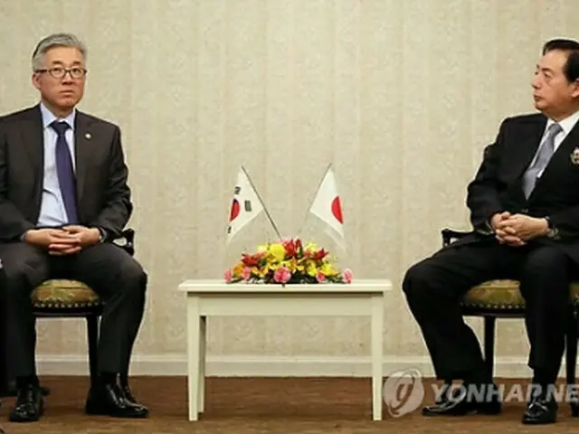 会談する金鍾徳長官（左）と太田昭宏国土交通相（文化体育観光部提供）＝１１日、東京（聯合ニュース）