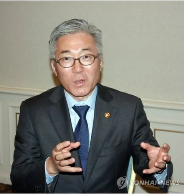 聯合ニュースとのインタビューに応じる金長官＝１１日、東京＝（聯合ニュース）