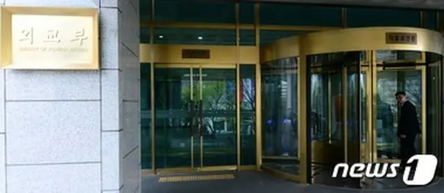 韓国政府は13日、「中東地域にいる韓国国民の安全強化のための関係機関対策会議」を開き、前日に発生したリビアの韓国大使館襲撃と関連し包括的対応法案を論議した。