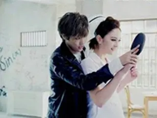 「CROSS GENE」タクヤがリアにバックハグ、新曲「僕と遊ぼう」のMVで共演