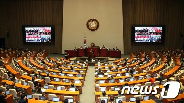 韓国の国会は14日、本会議を開き「安倍政府の独島（竹島）領有権侵奪および歴史歪曲に対する遮断決議案」を議決した。（提供:news1）