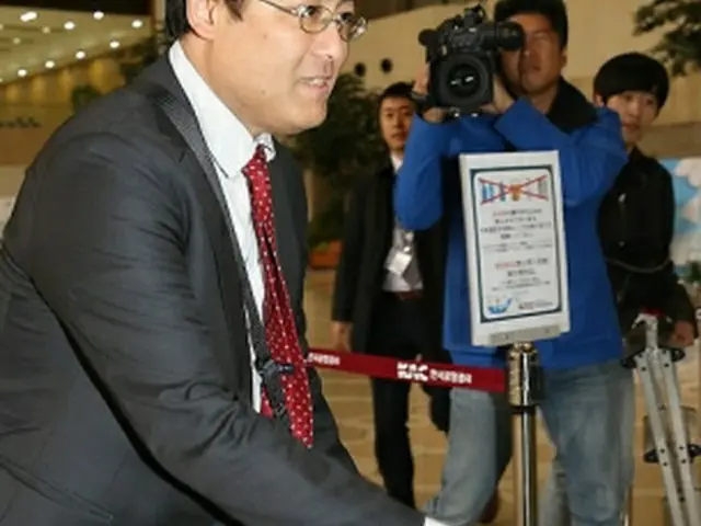 金浦空港から出国する加藤氏＝１４日、ソウル（聯合ニュース）
