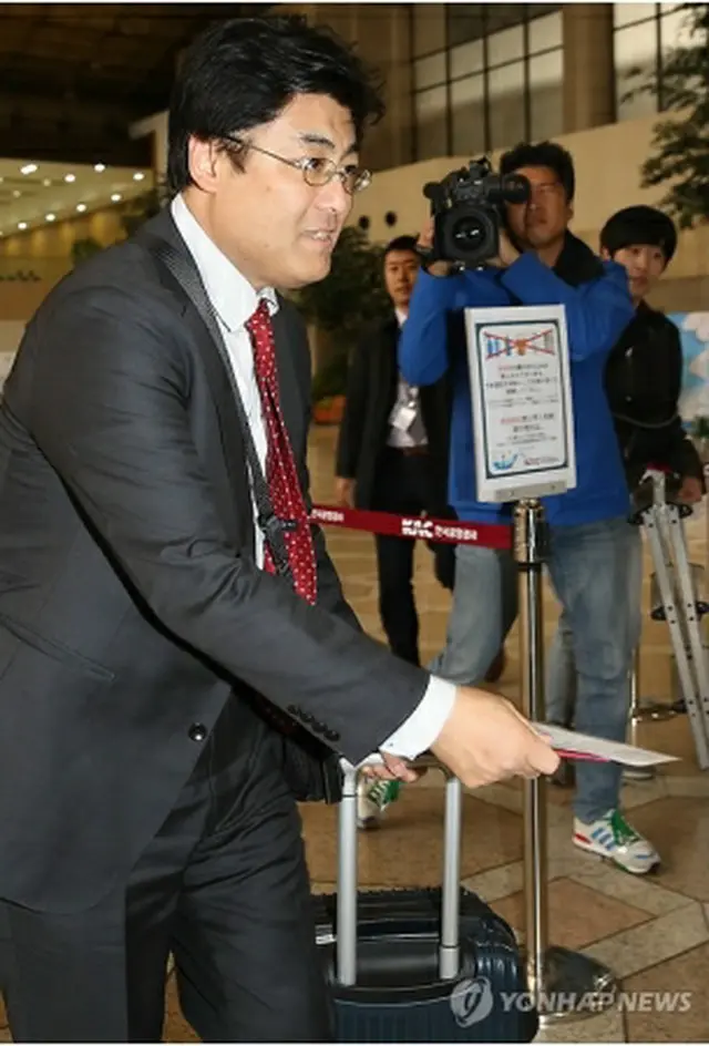 金浦空港から出国する加藤氏＝１４日、ソウル（聯合ニュース）