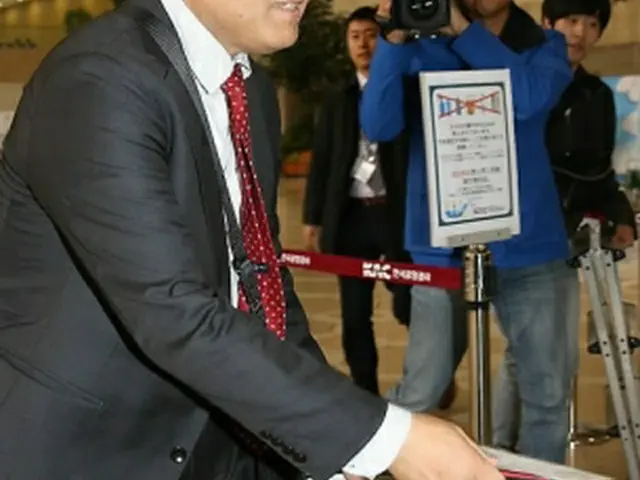 金浦空港から出国する加藤氏＝１４日、ソウル（聯合ニュース）