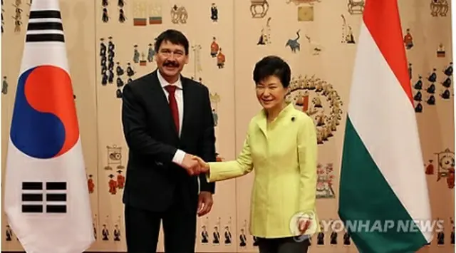 アーデル・ヤーノシュ大統領と握手を交わす朴槿恵大統領＝１４日、ソウル（聯合ニュース）
