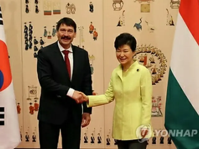 アーデル・ヤーノシュ大統領と握手を交わす朴槿恵大統領＝１４日、ソウル（聯合ニュース）