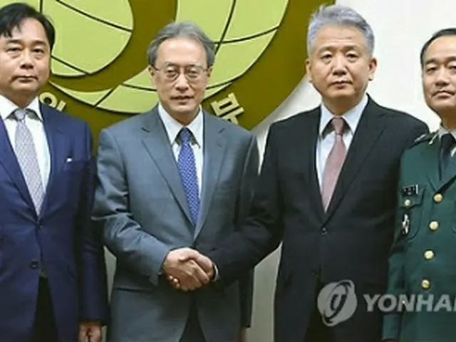 安保対話に出席した（左から）鈴木敦夫防衛政策局次長、伊原純一アジア大洋州局長、李相徳東北アジア局長、朴哲均国際政策次長＝１４日、ソウル（聯合ニュース）