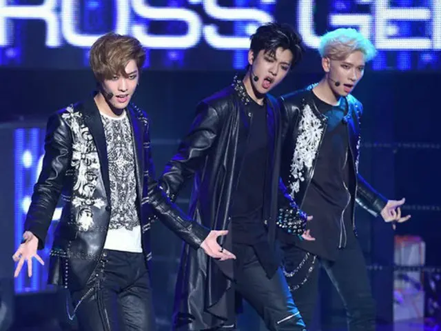 今回のアルバムで「CROSS GENE」は荒々しくて魅力ある悪い男、魔性のセクシーさをコンセプトに華麗なビジュアルと力強いパフォーマンスで帰ってきた。(提供:OSEN)