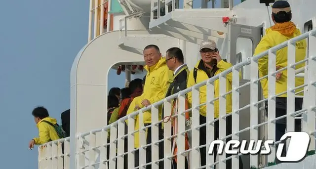 セウォル号沈没事故被害者家族が事故海域を訪れ、被害者の魂を称えるため、全羅南道・珍島（チンド）彭木（ペンモク ）港を訪れた。（提供:news1）