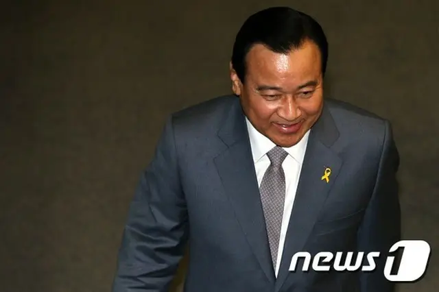 建設・開発会社「京南企業」の故ソン・ワンジョン前会長が2013年4月、再補欠選挙に出馬したイ・ワング現韓国首相（写真）に、選挙資金約327万円に続き、栄養ドリンク剤を渡したと報じられた。（提供:news1）