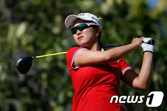 韓国女子プロゴルファーのキム・セヨンとキム・インギョンが米国女子プロゴルフ（LPGA）ツアー・ロッテチャンピオンシップ第2ラウンドで1位タイに浮上した。（提供:news1）