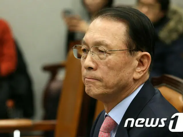 韓国でいわゆる「ソン・ワンジョンリスト」波紋の主要人物の1人である金淇春（キム・ギチュン）前大統領秘書室長が日本へ出国したことがわかり、その背景などをめぐり、政界内外で論争が起きている。