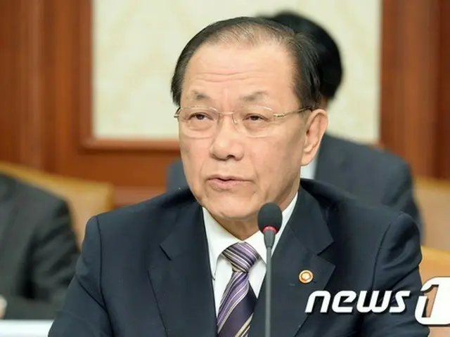 インドネシアで開かれているアジア・アフリカ会議（バンドン会議）に韓国政府代表として参加している黄祐呂（ファン・ウヨ）副首相は22日「北東アジアに歴史修正主義が国家間の不信と緊張を誘発している」と述べた。