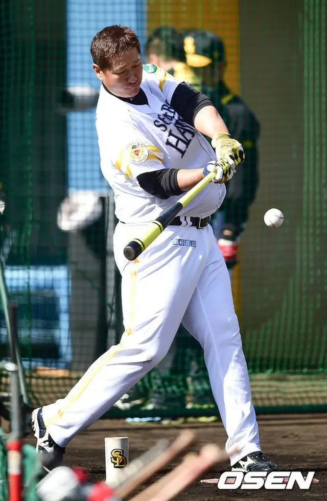 ソフトバンクホークスの内野手イ・デホ（李大浩、32）がシーズン2試合連続ホームランで打撃感復活を知らせた。（提供:OSEN）