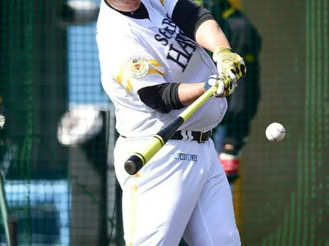 ソフトバンクホークスの内野手イ・デホ（李大浩、32）がシーズン2試合連続ホームランで打撃感復活を知らせた。（提供:OSEN）