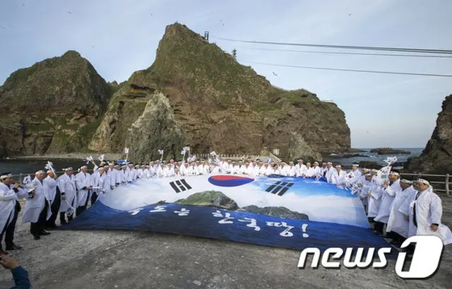 韓国東南部の慶尚北道（キョンサンプクト）の道議会は23日、竹島（韓国名:独島）で第277回臨時会を開き、日本の竹島挑発を糾弾する決起大会を実施した。（提供:news1）